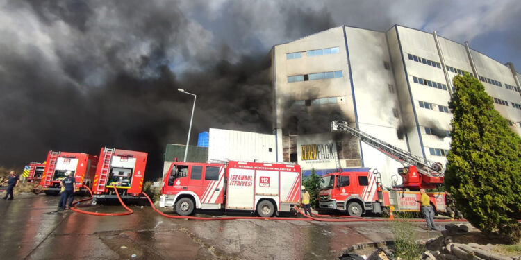 Arnavutköy'deki fabrika yangını sürüyor