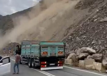 Artvin-Yusufeli kara yolunda heyelan kamerada