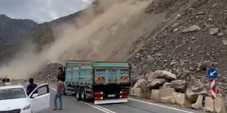 Artvin-Yusufeli kara yolunda heyelan kamerada