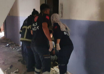 Asansör halatını sökerken 8'inci kattan boşluğa düştü