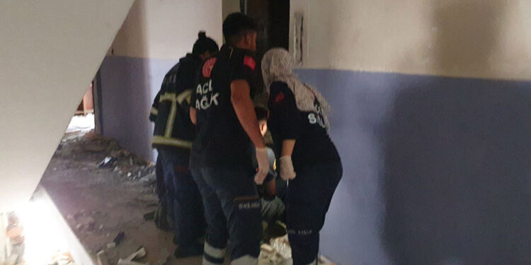 Asansör halatını sökerken 8'inci kattan boşluğa düştü