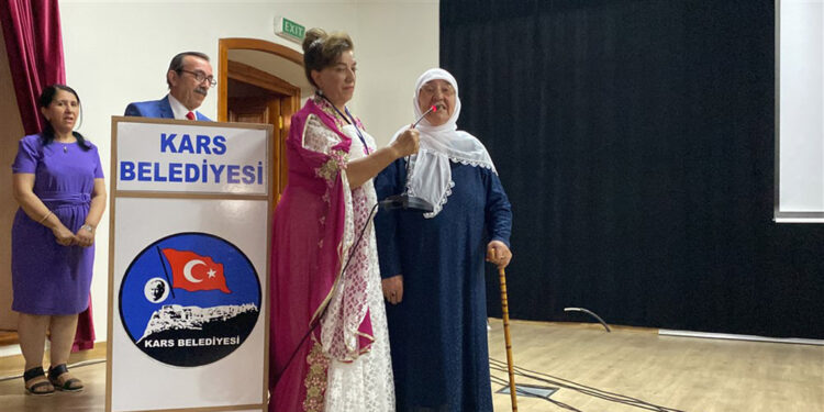 Aşıklar Şenliği'nde 70 yıllık özlemini giderdi