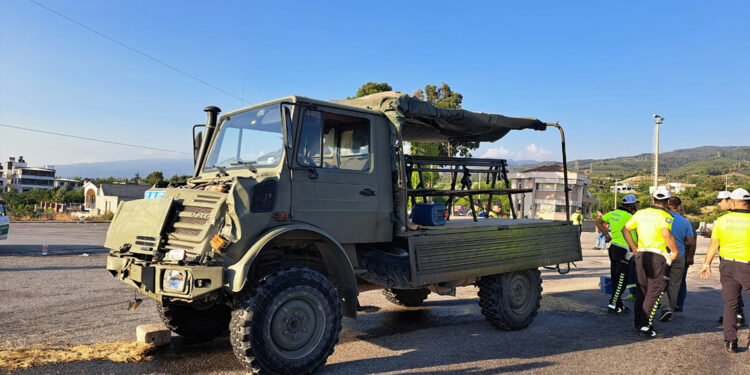 Askerleri taşıyan nakil aracı TIR'a çarptı: 13 yaralı