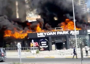 Avcılar'da açılış hazırlığı yapılan iş yerinde yangın çıktı