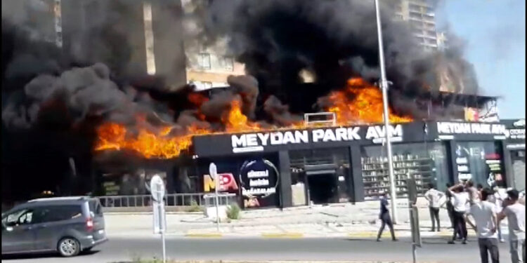 Avcılar'da açılış hazırlığı yapılan iş yerinde yangın çıktı