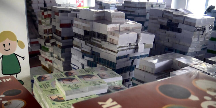 Avcılar'da ders kitaplarının dağıtımı başladı