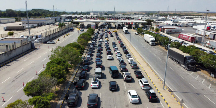 Avrupa'ya açılan sınır kapılarından 2 milyon gurbetçi çıkış yaptı