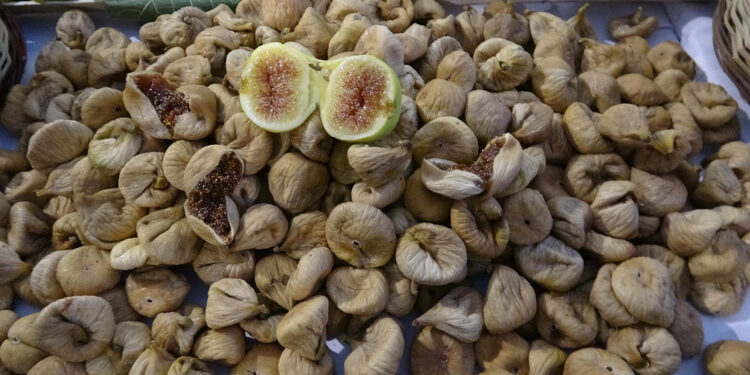 Aydın'da sezonun ilk kuru inciri, 350 TL'den alındı