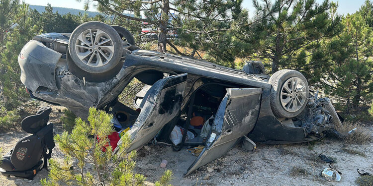 Aynı yöne giden otomobiller çarpıştı; 1’i bebek, 6 yaralı