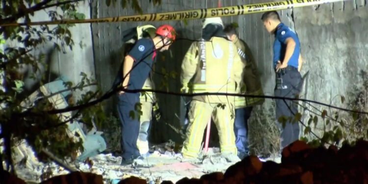 Bağcılar'da boş arsadaki kuyuda erkek cesedi bulundu