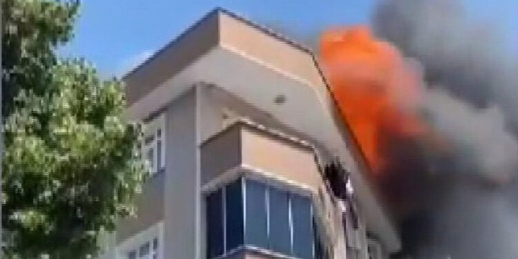 Bağcılar'da çatı yangını