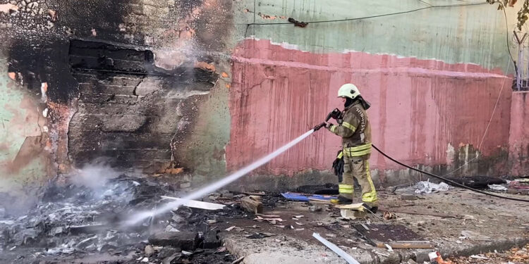 Bağcılar'da inşaat malzemeleri dükkanında yangın 