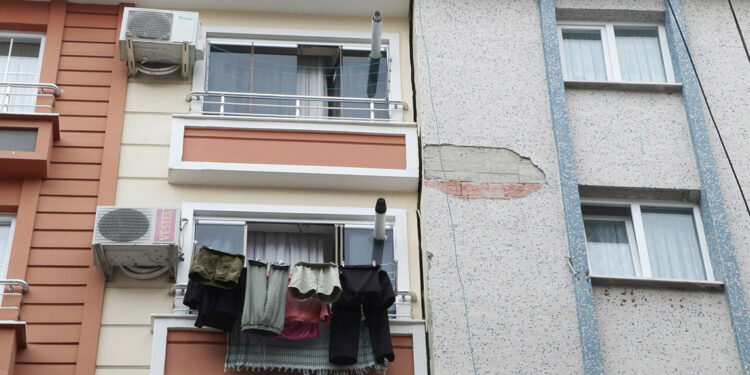 Bahçelievler'de boşaltılan binanın 2 katı kaçak çıktı