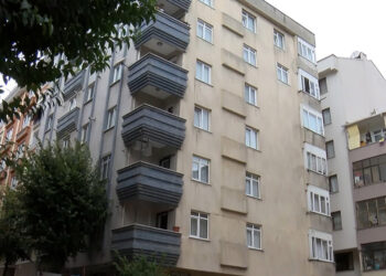 Bahçelievler'de boşaltılan binanın önünde bekleyiş sürüyor