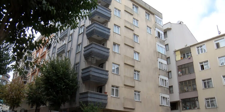 Bahçelievler'de boşaltılan binanın önünde bekleyiş sürüyor