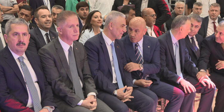 Bakan Bolat, hazır giyim ve moda fuarına katıldı