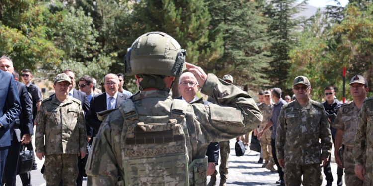 Bakan Güler Hakkari'de denetlemelerde bulundu