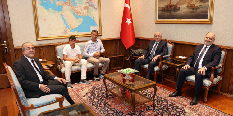 Bakan Güler, LGS 2'ncisi Muhammet'i tebrik etti