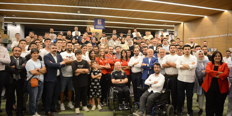 Bakan Kacır, 'Uyumayan Kütüphane'de gençlerle buluştu