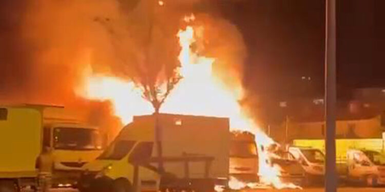 Bakırköy Veliefendi Hipodrumu önünde 5 kamyonet yandı