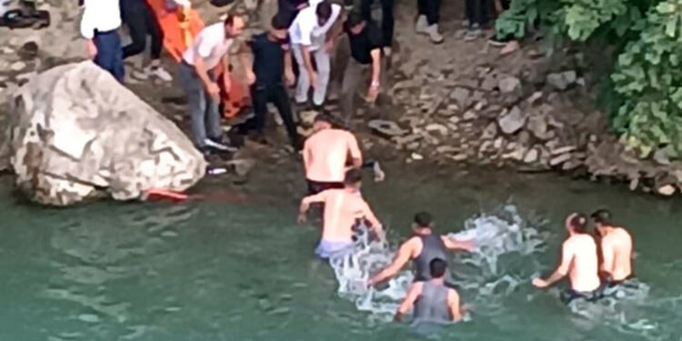 Balık ağını kurtarmak isterken çaya düşüp boğuldu