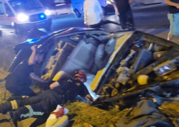 Bariyerlere çarpan otomobil yağmur suyu kanalına düştü