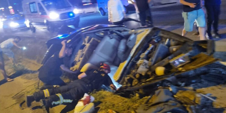 Bariyerlere çarpan otomobil yağmur suyu kanalına düştü