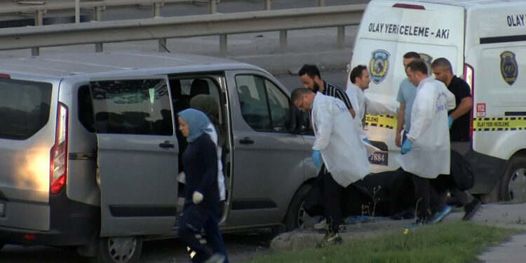 Başakşehir'de yol kenarında kadın cesedi bulundu