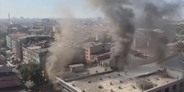 Bayrampaşa'da iş merkezinde yangın çıktı