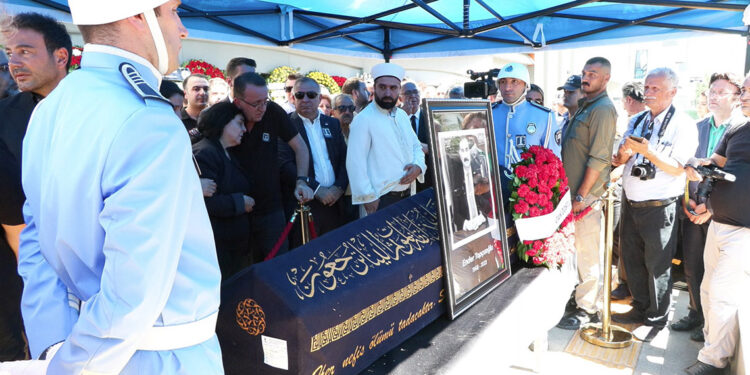 Beşiktaş'ta Ender Topçuoğlu için cenaze töreni