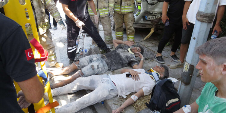 Beykoz'da alçı yüklü kamyon 3 otomobile çarptı: 7 yaralı