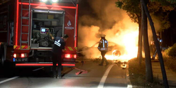 Beylikdüzü'nde kaza yapan lüks otomobil alev aldı