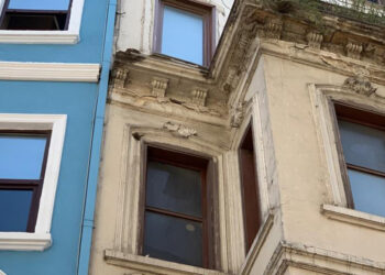 Beyoğlu'nda binadan kopan betonlar yola düştü