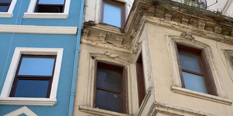 Beyoğlu'nda binadan kopan betonlar yola düştü