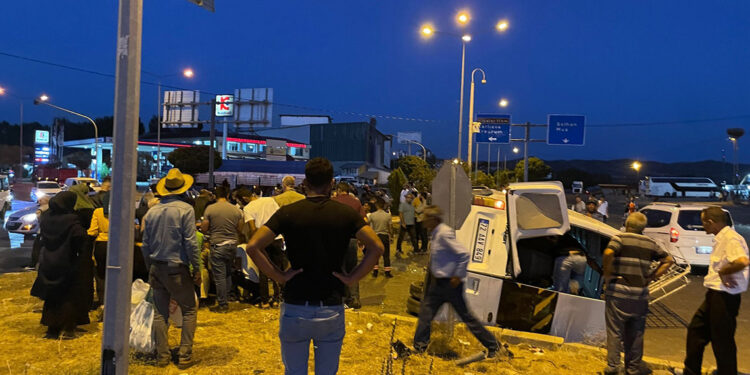 Bingöl'de yolcu minibüsü ile hafif ticari araç çarpıştı: 7 yaralı