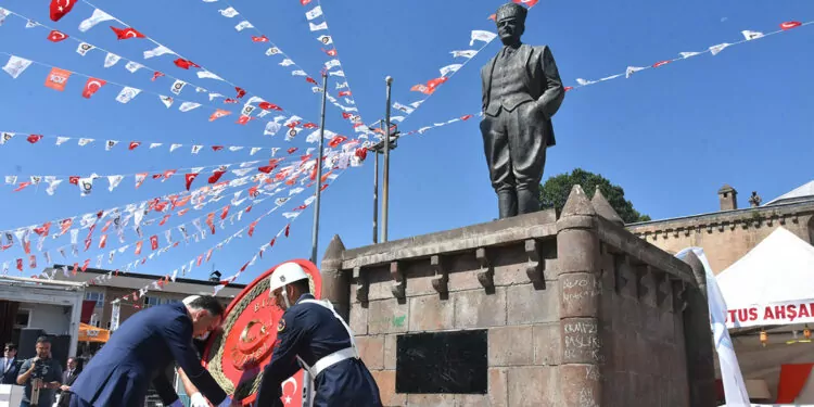 Bitlis'in düşman işgalinden kurtuluşu törenle kutlandı