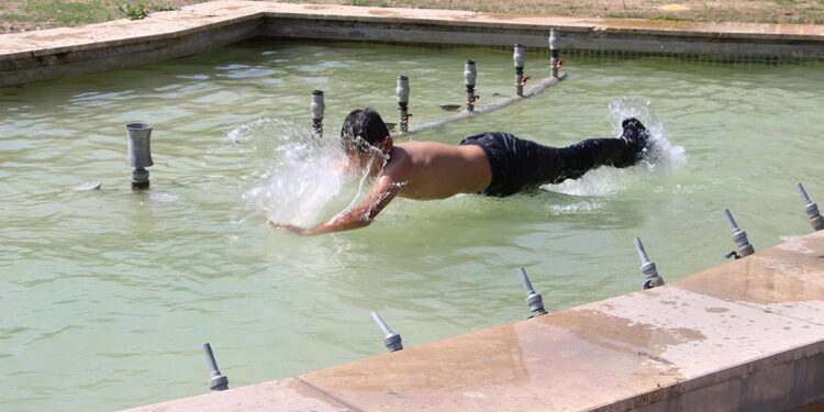 Bolu'da sıcaklık 37 dereceye çıktı, çocuklar süs havuzuna girdi
