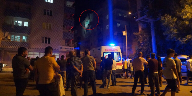 Boşanma aşamasındaki eşinin evini yakıp intihar etti