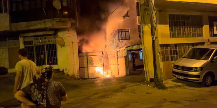 Bursa'da evin bahçesinde çıkan yangın, iş yerine sıçradı