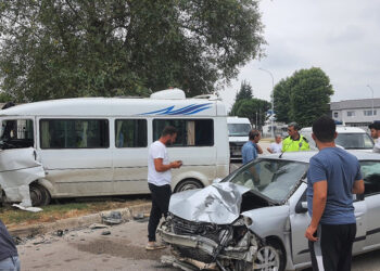 Bursa'da otomobil ile servis minibüsü çarpıştı: 4 yaralı