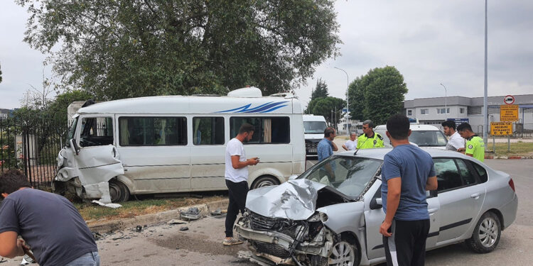 Bursa'da otomobil ile servis minibüsü çarpıştı: 4 yaralı