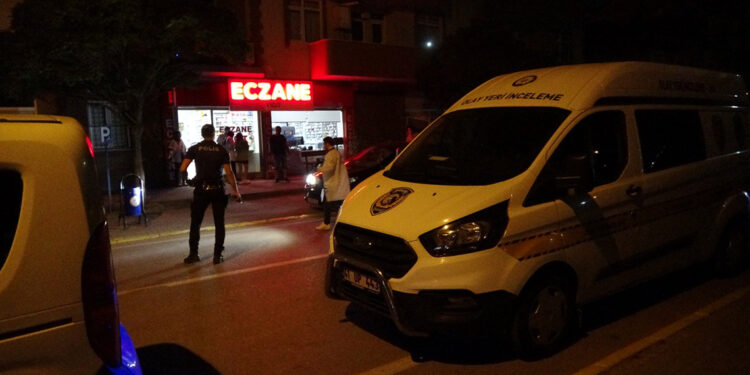 Cadde ortasında bir kadını öldürüp intihar etti