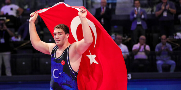 Cemal Yusuf Bakır, 110 kiloda dünya şampiyonu oldu