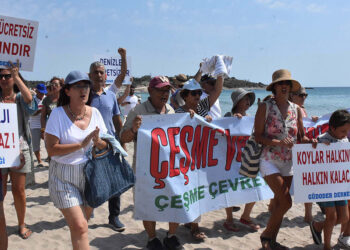 Çeşme'de 'Havlunu al da gel' eylemi