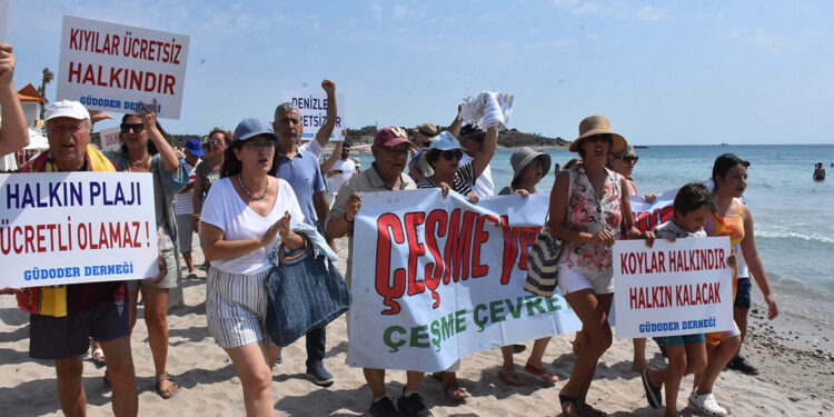 Çeşme'de 'Havlunu al da gel' eylemi