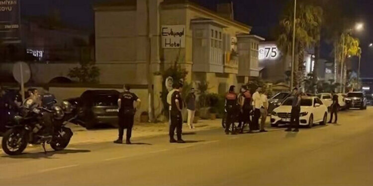 Çeşme'de, gece kulübündeki silahlı kavgaya 8 tutuklama