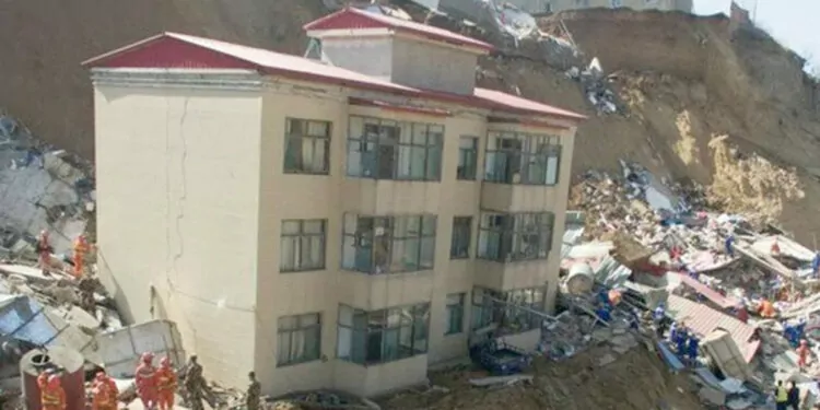 Çin'de meydana gelen toprak kaymasında 21 kişi öldü