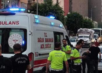 Çocuklarını odaya kilitleyip eşini 5 yerinden bıçakladı