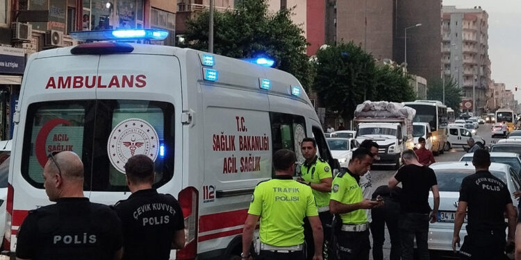 Çocuklarını odaya kilitleyip eşini 5 yerinden bıçakladı