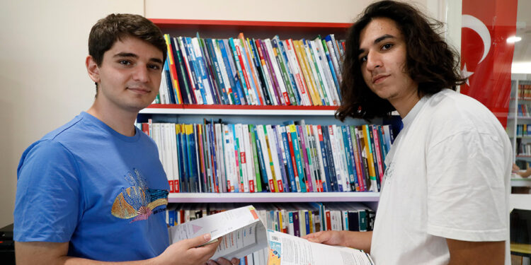 Çöpe atılacak kitaplarla sınava hazırlanıp derece aldılar